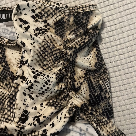 snake print crop top - Picture 4 of 4
